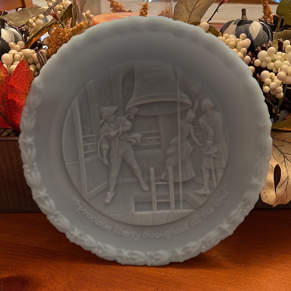 Vintage FENTON 1776-1976 BICENTENNIAL LIBERTY BELL PLATE #4 Of 4